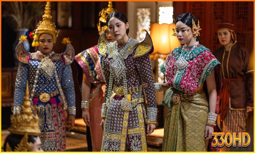 ละครสอดสร้อยมาลาแสดงเหล่านักแสดงนำในชุดไทยย้อนยุคสะท้อนบรรยากาศพีเรียดดราม่า